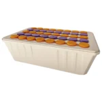 O aero clonador tem a aparência de uma bandeja de plástico cheia de furos em cima. Dentro desses furos, existem círculos coloridos que servem para segurar as mudas de maconha no lugar correto.