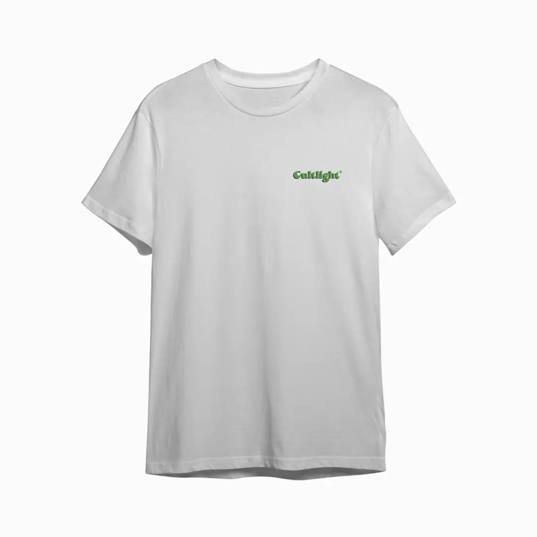 camiseta-cultive-com-cultlight-01 A camiseta Cultive com Cultlight é feita de algodão na cor off-white. Ela possui uma estampa na cor verde com a frase "Cultive com Cultlight"
