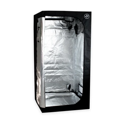 Visão diagonal da Estufa Cultlight 100x100x200 cm. O produto é retangular e feito de material preto. Através da porta da tenda, que está aberta, é possível ver que o material interior é refletivo, na cor prateada. Além disso, existem diversos buracos para instalação de exaustores de ar.