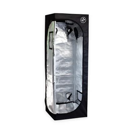 Visão diagonal da Estufa Cultlight 80x80x180 cm. O produto é retangular e feito de material preto. Através da porta da tenda, que está aberta, é possível ver que o material interior é refletivo, na cor prateada. Além disso, existem diversos buracos para instalação de exaustores de ar.