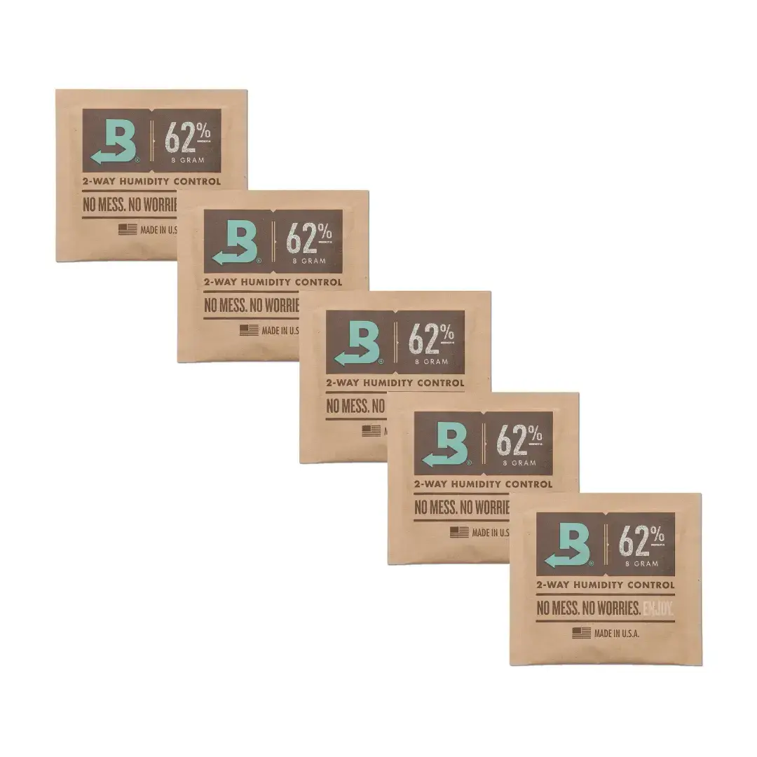 kit-5-unidades-sache-boveda-62%-8g O pacote de Boveda é retângular, e tem a cor parda. Existe uma impressão na frente descrevendo as características do produto.