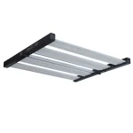 O LED Bar 240W STAR composta por quatro barras paralelas de cor prateada. Os chips de LED ficam embaixo dessas parras prateadas. A base do produto é compostao por duas barras pretas que ficam nas pontas. Essa base é dobrável.