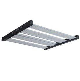 O LED Bar 240W STAR composta por quatro barras paralelas de cor prateada. Os chips de LED ficam embaixo dessas parras prateadas. A base do produto é compostao por duas barras pretas que ficam nas pontas. Essa base é dobrável.