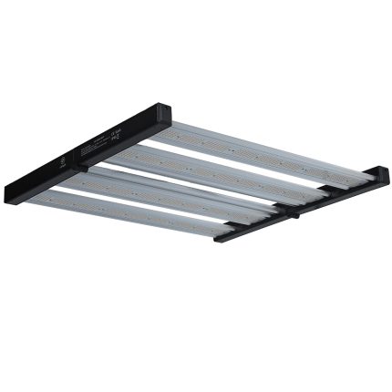 O LED Bar 320W STAR composta por quatro barras paralelas de cor prateada. Os chips de LED ficam embaixo dessas parras prateadas. A base do produto é compostao por duas barras pretas que ficam nas pontas. Essa base é dobrável.