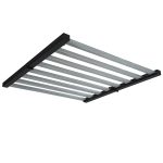 O LED Bar 800W STAR composta por quatro barras paralelas de cor prateada. Os chips de LED ficam embaixo dessas parras prateadas. A base do produto é compostao por duas barras pretas que ficam nas pontas. Essa base é dobrável.