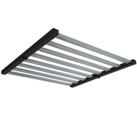 O LED Bar 800W STAR composta por quatro barras paralelas de cor prateada. Os chips de LED ficam embaixo dessas parras prateadas. A base do produto é compostao por duas barras pretas que ficam nas pontas. Essa base é dobrável.