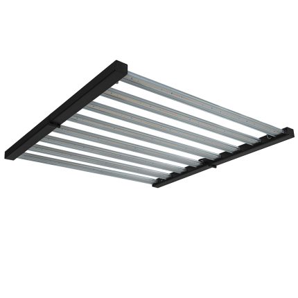 O LED Bar 800W STAR composta por quatro barras paralelas de cor prateada. Os chips de LED ficam embaixo dessas parras prateadas. A base do produto é compostao por duas barras pretas que ficam nas pontas. Essa base é dobrável.