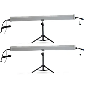 O LED Under Canopy 240W é composto por duas barras de metal que possuem vários chips de LED na parte superior. Eles possuem um tripé de metal na parte inferior.