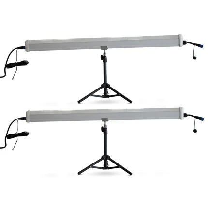 O LED Under Canopy 240W é composto por duas barras de metal que possuem vários chips de LED na parte superior. Eles possuem um tripé de metal na parte inferior.