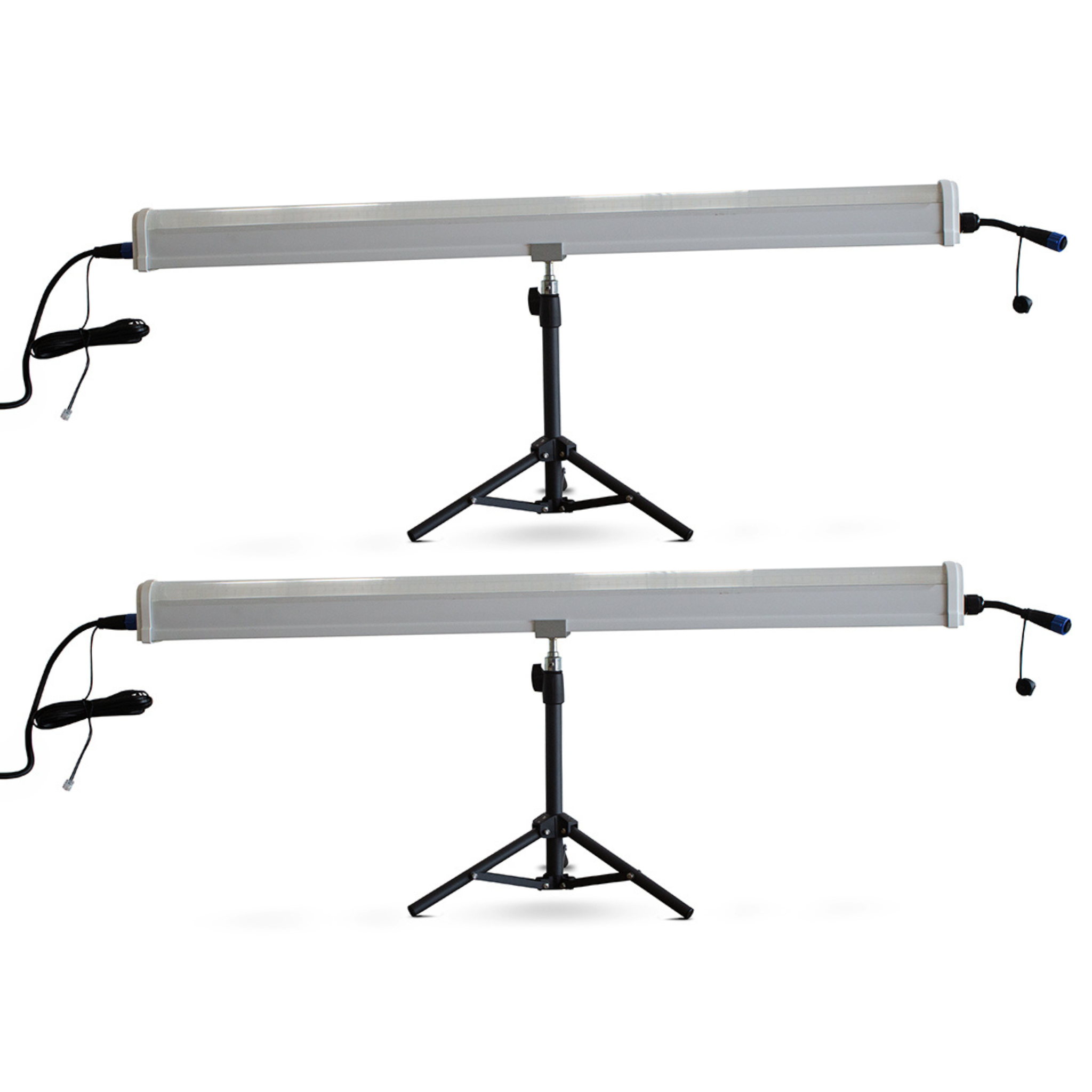 O LED Under Canopy 240W é composto por duas barras de metal que possuem vários chips de LED na parte superior. Eles possuem um tripé de metal na parte inferior.