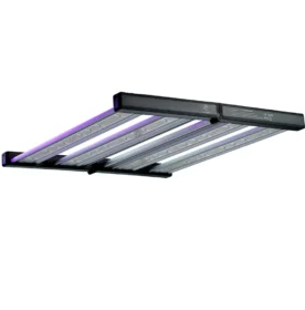 O LED Bar 240W Samsung LM281B+ Pro composta por quatro barras paralelas de cor prateada. Os chips de LED ficam embaixo dessas parras prateadas. A base do produto é compostao por duas barras pretas que ficam nas pontas. Essa base é dobrável.