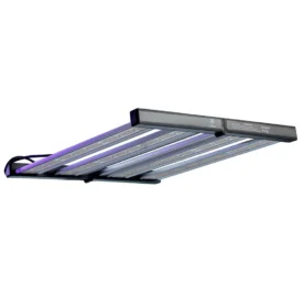 O LED Bar 320W Samsung LM281B+ Pro é composto por quatro barras paralelas de cor prateada. Os chips de LED ficam embaixo dessas parras prateadas. A base do produto é compostao por duas barras pretas que ficam nas pontas. Essa base é dobrável.