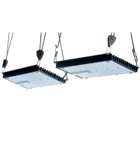 Visão de baixo do LED 240W Samsung LM301H. O produto é composto por duas placas retangulares, feitas de alumínio branco na parte de baixo e alumínio preto na parte de cima. Existem quatro ganchos nas pontas para prendê-lo no ambiente de cultivo. Na superfície inferior, existem lâmpadas de LED desligadas.