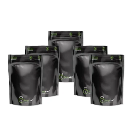 O Saco de Armazenamento Grove Bag 7g possui formato retângular e cor preta fosca.