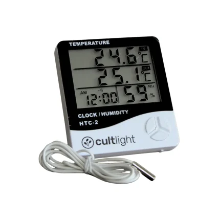 Visão frontal do Termo-higrômetro Cultlight, confeccionado em material branco, com a logo da Cultlight na cor preta na parte de baixo. O produto possui três botões e uma tela contendo as informações relativas à temperatura e à umidade do ar.