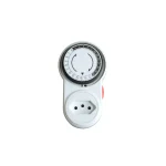 Timer analógico para cultivo feito de material branco. Na parte superior frontal, existe um interruptor circular com as marcações relativas às 24 horas do dia. Na parte inferior frontal, existe uma tomada de três pinos fêmea, enquanto na parte inferior traseira existe uma tomada de três pinos macho para conectar o produto da energia.
