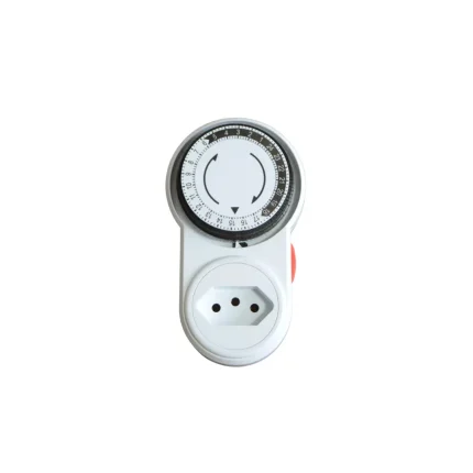 Timer analógico para cultivo feito de material branco. Na parte superior frontal, existe um interruptor circular com as marcações relativas às 24 horas do dia. Na parte inferior frontal, existe uma tomada de três pinos fêmea, enquanto na parte inferior traseira existe uma tomada de três pinos macho para conectar o produto da energia.