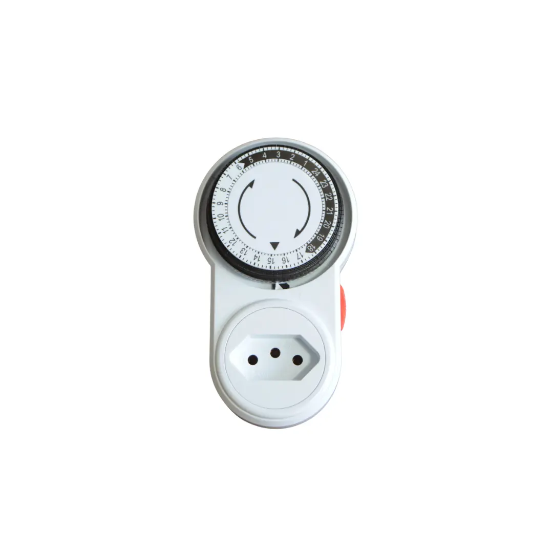 Timer analógico para cultivo feito de material branco. Na parte superior frontal, existe um interruptor circular com as marcações relativas às 24 horas do dia. Na parte inferior frontal, existe uma tomada de três pinos fêmea, enquanto na parte inferior traseira existe uma tomada de três pinos macho para conectar o produto da energia.