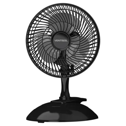 Visão frontal do ventilador de clip 220v. Ele é feito de plástico preto e possui um clip na parte de baixo com detalhes em plástico preto.