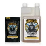 O Kit Gorilla Microbes 1L + Gorilla ProMix 100g tem a seguinte aparência: A embalagem do Fertilizante de Rizobactérias Gorilla Microbes 1L é feita retangular e é feita de plástico branco meio translúcido. Na frente, existe uma etiqueta com a imagem de um gorila. A embalagem do Fertilizante de Micorrizas e Rizobactérias Gorilla PRO.MIX 100g é retagular e feita de plástico preto. No centro, fica a logo do produto, com um gorila sentado.
