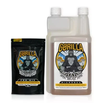 O Kit Gorilla Microbes 1L + Gorilla ProMix 100g tem a seguinte aparência: A embalagem do Fertilizante de Rizobactérias Gorilla Microbes 1L é feita retangular e é feita de plástico branco meio translúcido. Na frente, existe uma etiqueta com a imagem de um gorila. A embalagem do Fertilizante de Micorrizas e Rizobactérias Gorilla PRO.MIX 100g é retagular e feita de plástico preto. No centro, fica a logo do produto, com um gorila sentado.