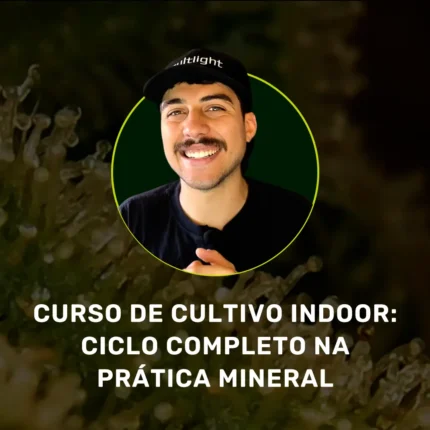 Rótulo do Curso de Cultivo Indoor com o rosto do Cadu no centro. O Cadu é um homem branco, de olhos verdes. Ele está sorrindo e utilizando um óculos quadrado de armação preta.