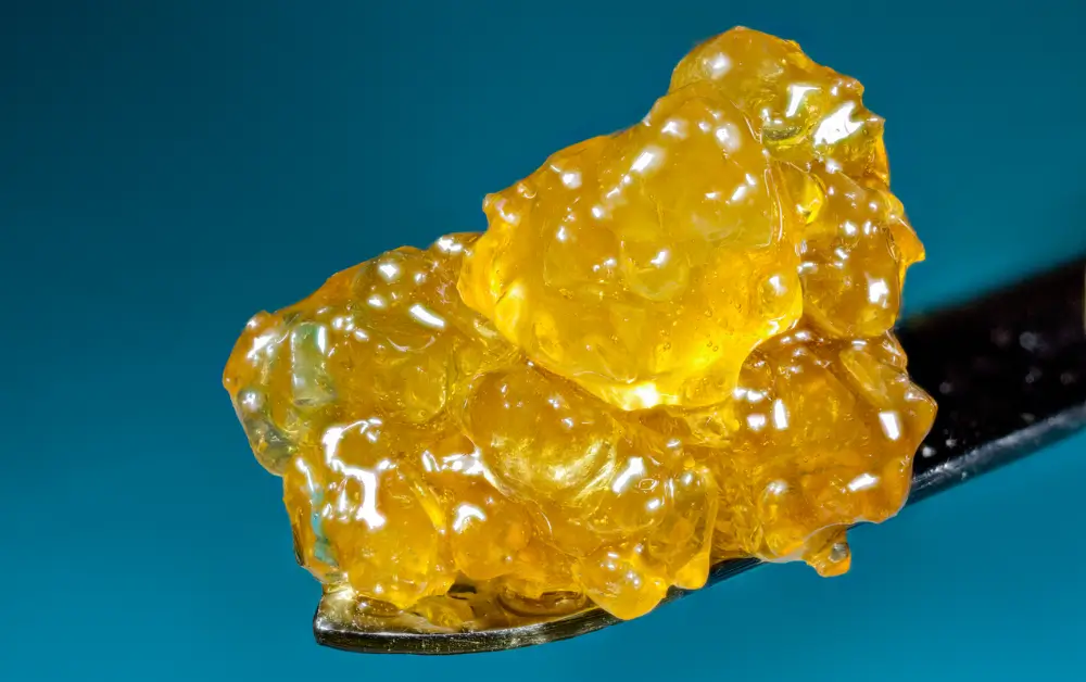 Cristal de aparência translúcida e cor amarela.