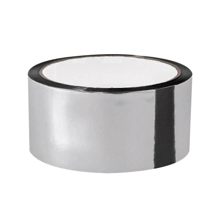 A fita adesiva aluminizada possui cor prateada. Ela possui formato circular.