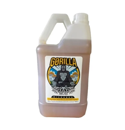 A embalagem do Fertilizante de Rizobactérias Gorilla Microbes 5L é feita retangular e é feita de plástico branco meio translúcido. Na frente, existe uma etiqueta com a imagem de um gorila.