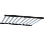 O painel de LED Bar 1000W Samsung LM301H é composto por dez barras paralelas de cor prateada. Os chips de LED ficam embaixo dessas parras prateadas. A base do produto é compostao por duas barras pretas que ficam nas pontas. Essa base é dobrável.