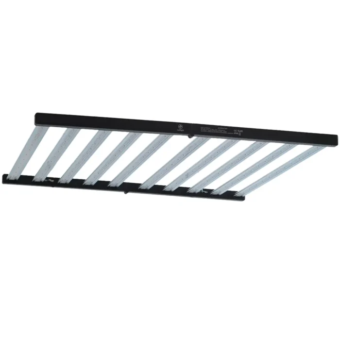O painel de LED Bar 1000W Samsung LM301H é composto por dez barras paralelas de cor prateada. Os chips de LED ficam embaixo dessas parras prateadas. A base do produto é compostao por duas barras pretas que ficam nas pontas. Essa base é dobrável.