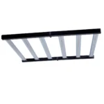 Painel de LED composto por seis barras paralelas de cor prateada. Os chips de LED ficam embaixo dessas parras prateadas. A base do produto é compostao por duas barras pretas que ficam nas pontas. Essa base é dobrável.