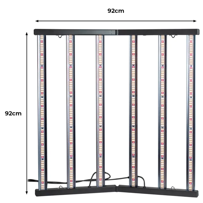 Painel de LED composto por seis barras paralelas de cor prateada. Os chips de LED ficam embaixo dessas parras prateadas e estão ligados, soltando uma luz amarela. A base do produto é compostao por duas barras pretas que ficam nas pontas. Essa base é dobrável.