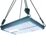Visão de baixo da Quantum Board Cultlight 120 watts. O produto é retangular, feito de alumínio branco na parte de baixo e alumínio preto na parte de cima. Existem quatro ganchos nas pontas para prendê-lo no ambiente de cultivo. Na superfície inferior, existem lâmpadas de LED ligadas.