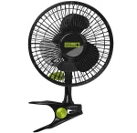 Visão frontal do ventilador de clip profan. Ele é feito de plástico preto e possui um clip na parte de baixo com detalhes em plástico amarelo.